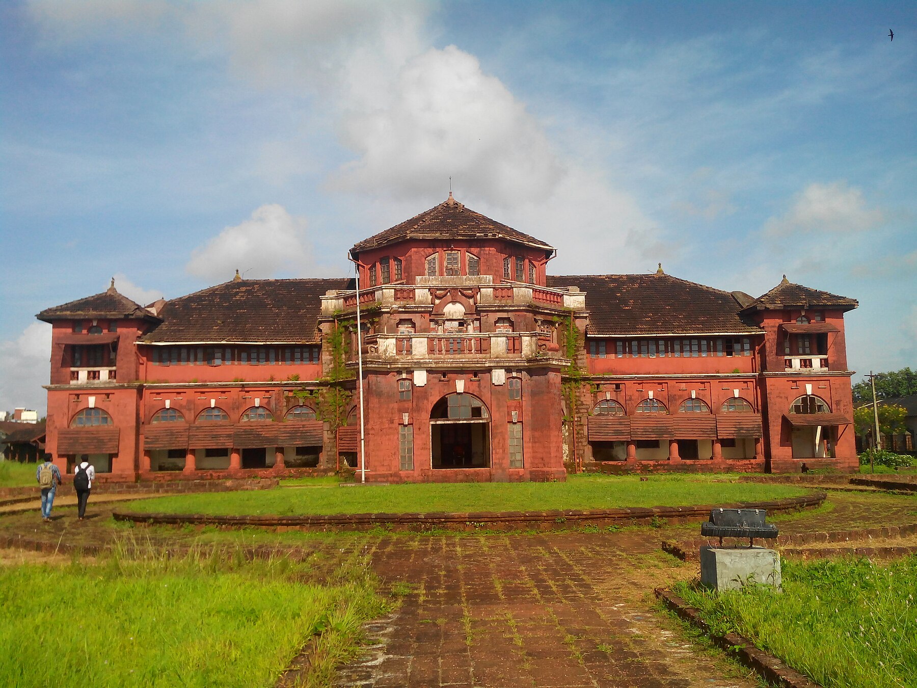 1800px Thiba Palace Ratnagiri   Panoramio 